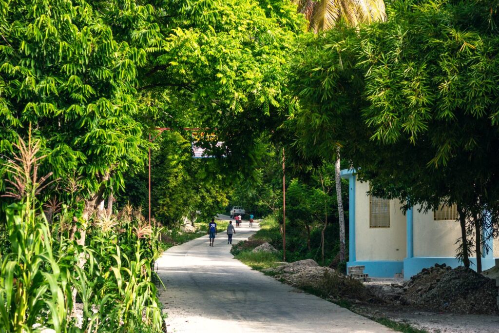 Vue partielle des 500m de route construit à la 3e section de Petit-Goave dans le cadre du projet.