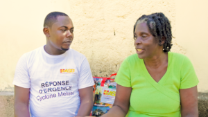 Edèle Laurore témoigne devant un membre de l’équipe ASB au sujet des impacts de l’ouragan Melissa sur sa famille et ses moyens de subsistance.