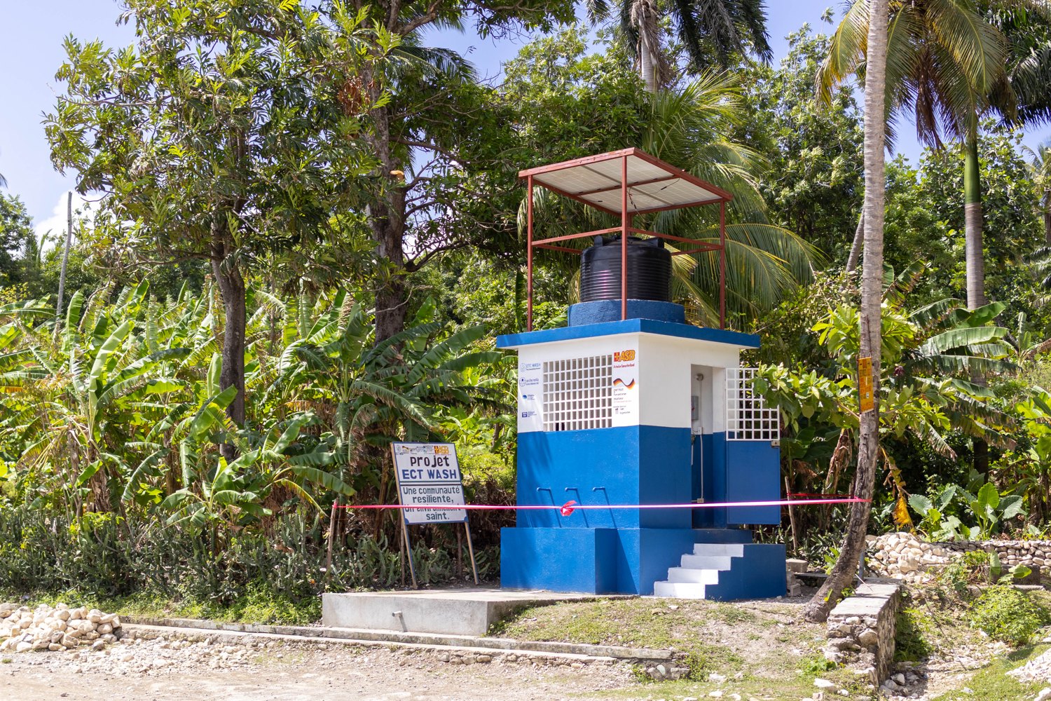 La station de potabilisation de Tapion, avec son réservoir et son panneau solaire.