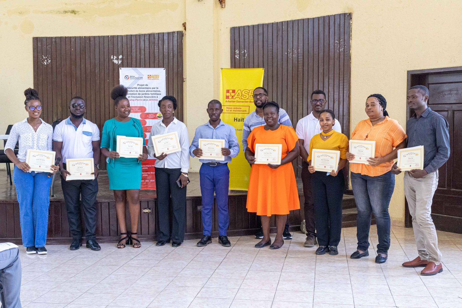 Groupe des agents certifiés PSP tenant leurs certificats, Jérémie.