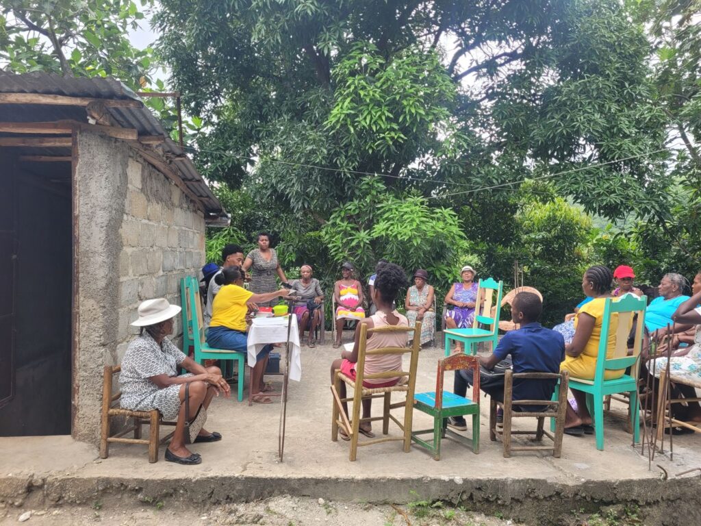 [IMAGE : chrismene_groupe_web1500.jpg — alt : A meeting of the Menahem savings group in Camp-Perrin.]