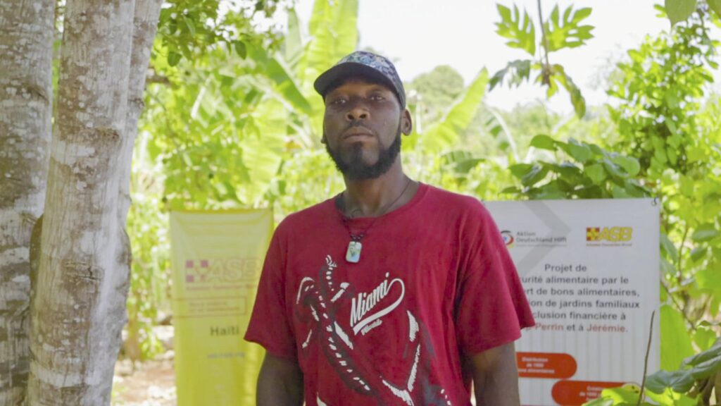 Joubert Garçon, dans son jardin garde-manger.