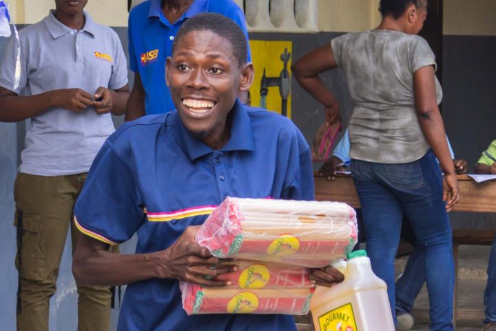 Distribution of food kits in Château, Jérémie - ASB241111161712